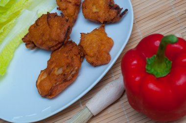 Patates Pakora ve Hint turşusu yakın çekim
