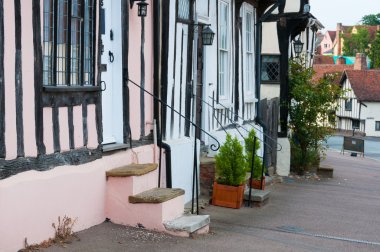 Lavenham, İngiltere 'de bir dizi renkli eski kasaba evi.