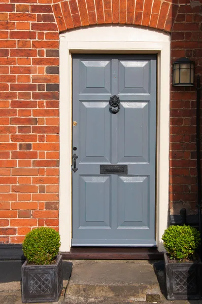 Porta d'ingresso in legno di una casa inglese — Foto Stock