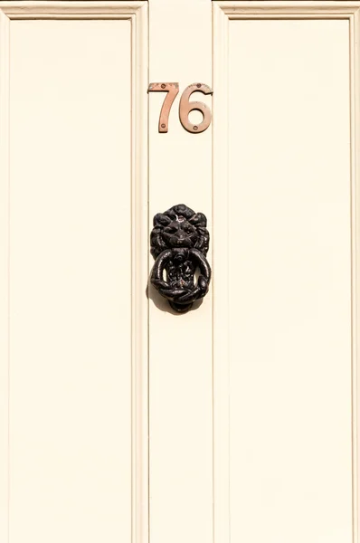 Drzwi nr 76 i Kołatka z bliska — Zdjęcie stockowe