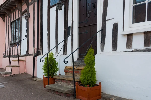 Een rij kleurrijke oude herenhuizen in Lavenham, Engeland — Stockfoto