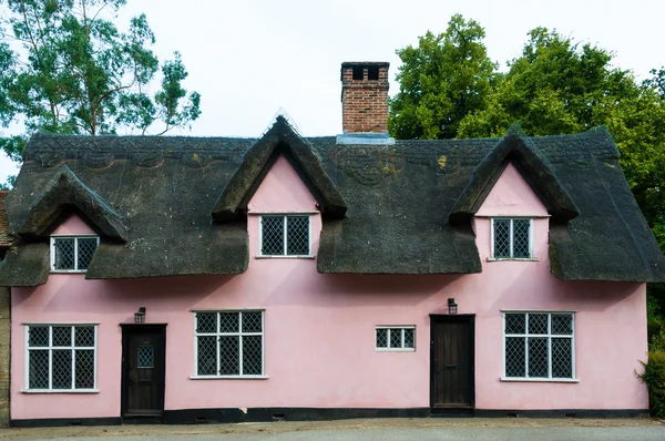 Doškové Terakotová domek venkovských Anglie, Velká Británie — Stock fotografie