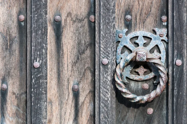 Wrought iron door knocker and wooden door close up — Stock Photo, Image