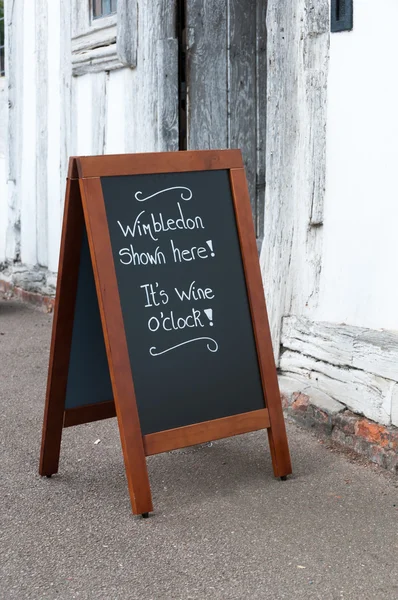 Burada gösterilen pub işareti dikey bir tahtaya wimbledon — Stok fotoğraf