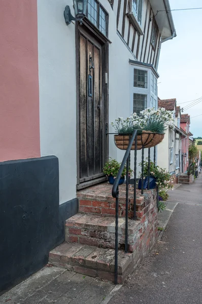 Haustüren einer Reihe englische Ferienhäuser, lavenham, uk — Stockfoto