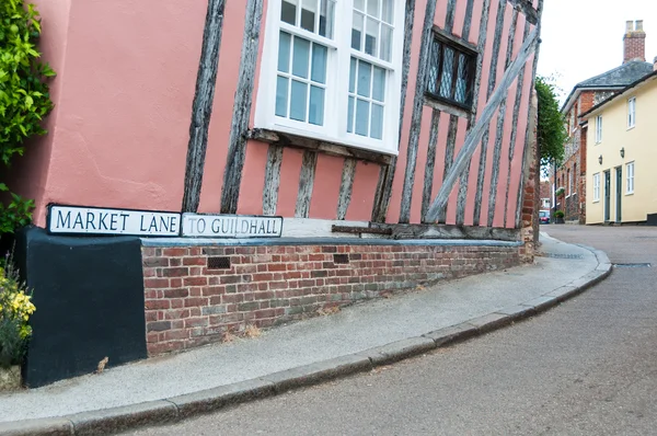 Primo piano della segnaletica e strada per Guildhall a Lavenham, Suffolk, Regno Unito — Foto Stock