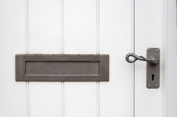 Белая винтажная дверь, ручка и почтовый ящик — стоковое фото