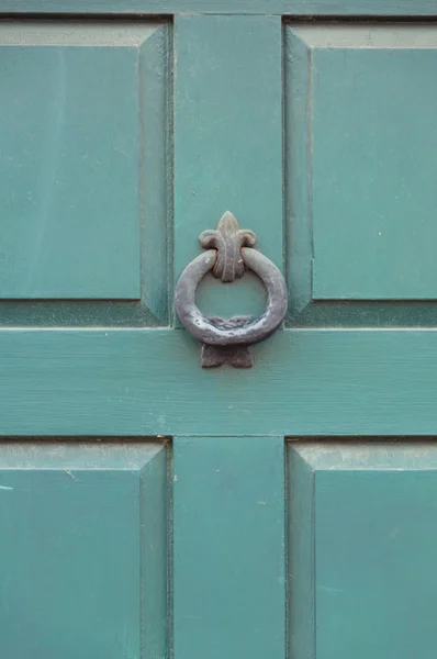 Details der Vintage-Tür und des Klopfers als Hintergrund — Stockfoto