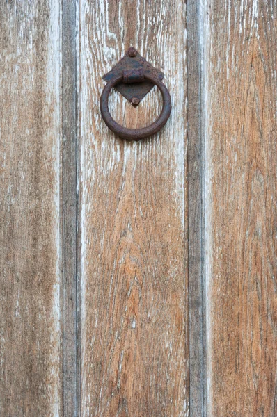 Close up di bussare porta in ferro rustico — Foto Stock