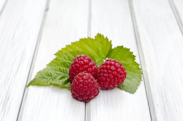 Ahududu beyaz masa üzerinde