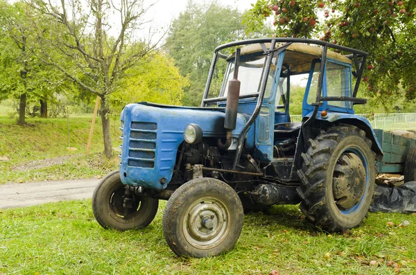 Vanha traktori — kuvapankkivalokuva