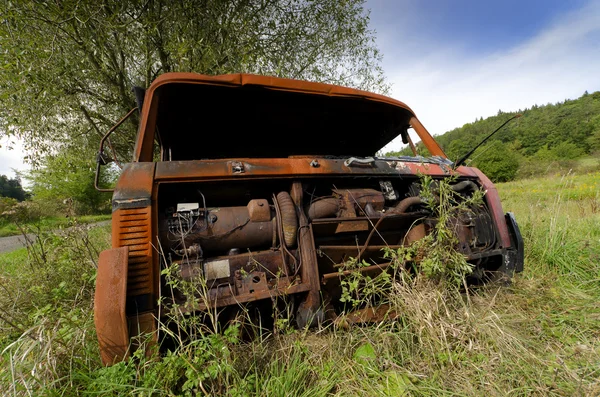 Stary zardzewiały samochód starodawny — Zdjęcie stockowe