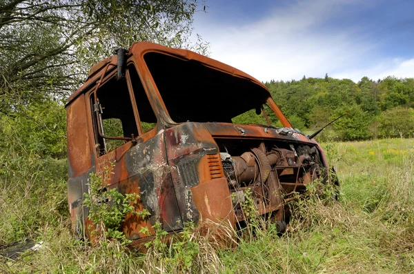 Stary zardzewiały samochód starodawny — Zdjęcie stockowe