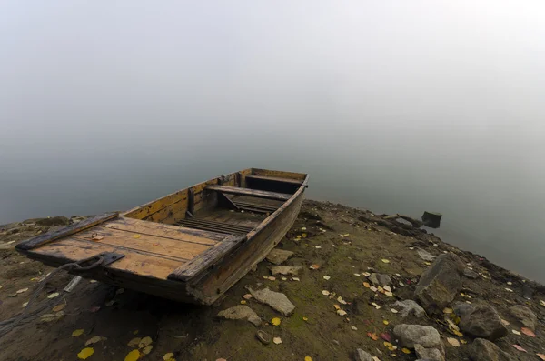 göl kıyısında küçük tekne