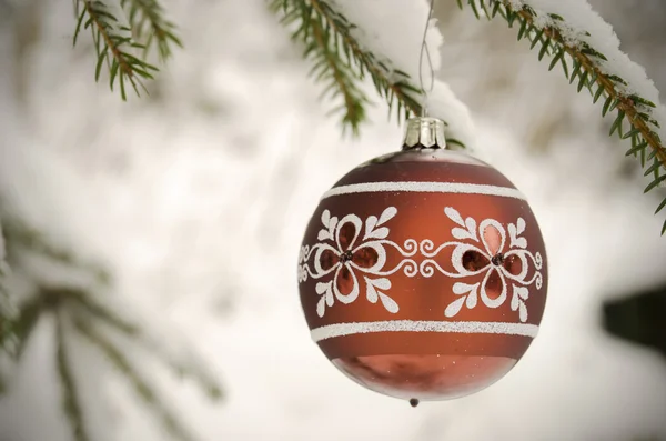 Різдвяна куля на гілці дерева — стокове фото