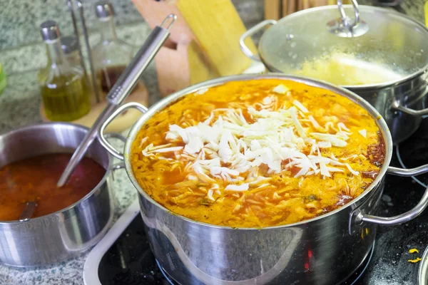 sebze çorbası pişirme