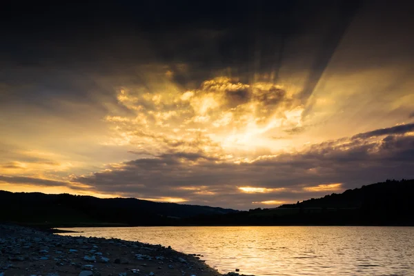 Zonsondergang boven het meer — Stockfoto