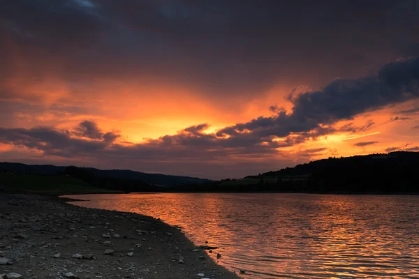 Puesta de sol sobre el lago — Foto de Stock