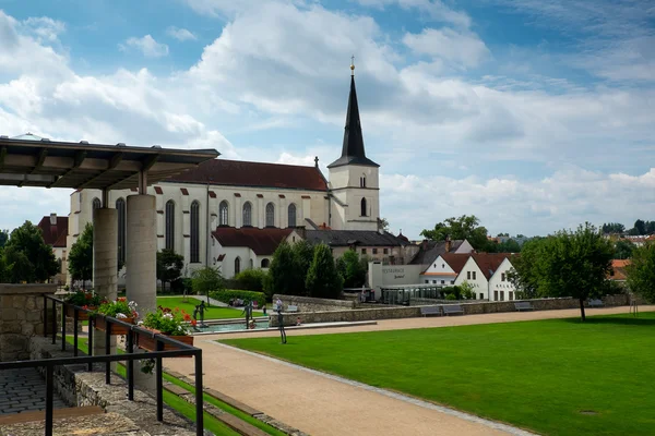 Chiesa e giardino del monastero a Litomysl, Repubblica Ceca — Foto Stock