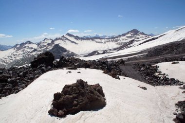 Avrupa 'nın en yüksek zirvesi olan Elbrus' un yanındaki Kafkas Dağları 'nın güzel karlı zirveleri.
