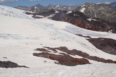 Avrupa 'nın en yüksek zirvesi olan Elbrus' un yanındaki Kafkas Dağları 'nın güzel karlı zirveleri.