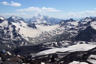 Avrupa 'nın en yüksek zirvesi olan Elbrus' un yanındaki Kafkas Dağları 'nın güzel karlı zirveleri.