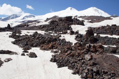 Avrupa 'nın en yüksek zirvesi olan Elbrus' un yanındaki Kafkas Dağları 'nın güzel karlı zirveleri.