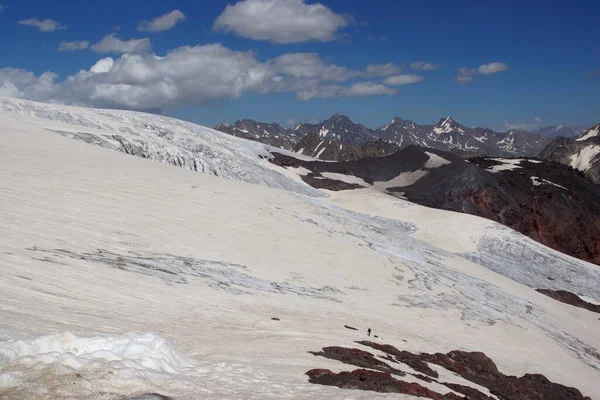 Hermosas cumbres nevadas de las montañas del Cáucaso junto al pico más alto de Europa - Elbrus — Foto de Stock