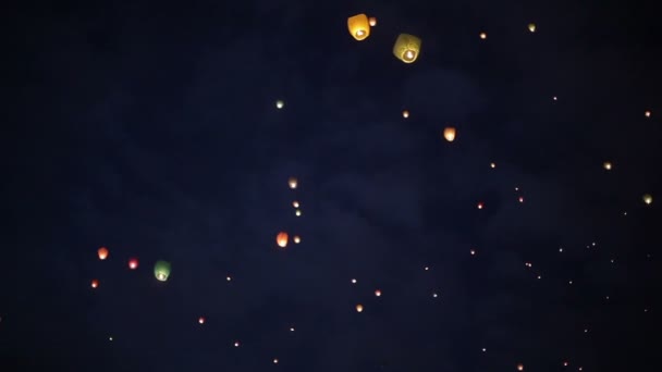 Lanternas voadoras chinesas — Vídeo de Stock