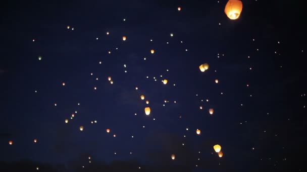 Linternas voladoras chinas — Vídeo de stock