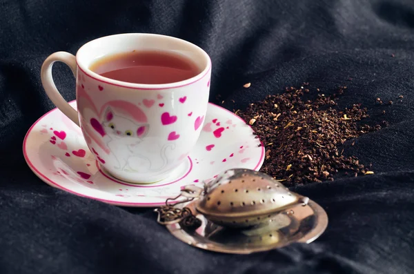 bir fincan çay ve kuru taze siyah çay