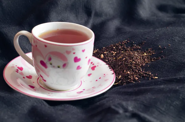 té negro en una taza