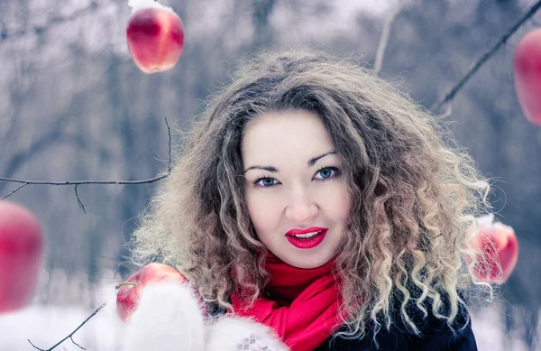 Kışın elma ile kız