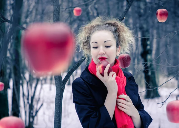 Kışın elma ile kız