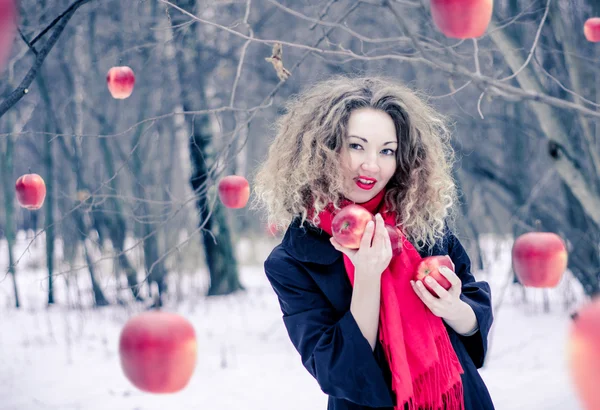 Kışın elma ile kız