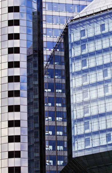 Moderno edificio in vetro in città — Foto Stock