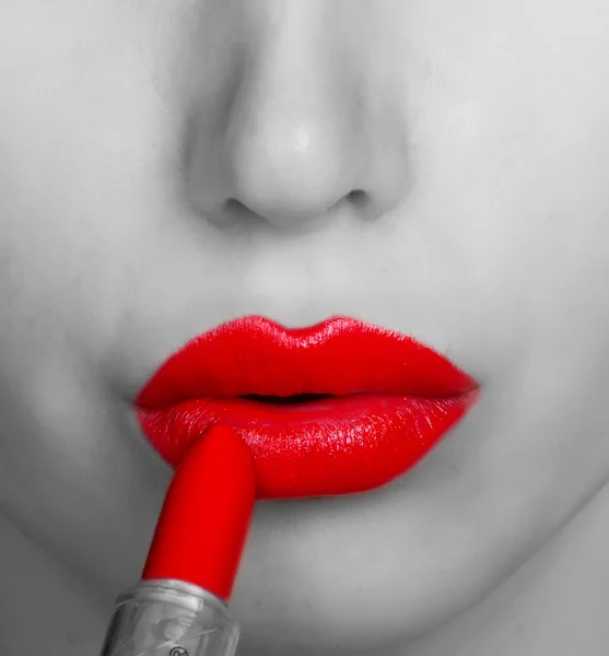 Roter Lippenstift auf den Lippen — Stockfoto