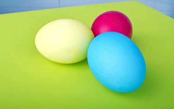 Eier auf grünem Tisch — Stockfoto