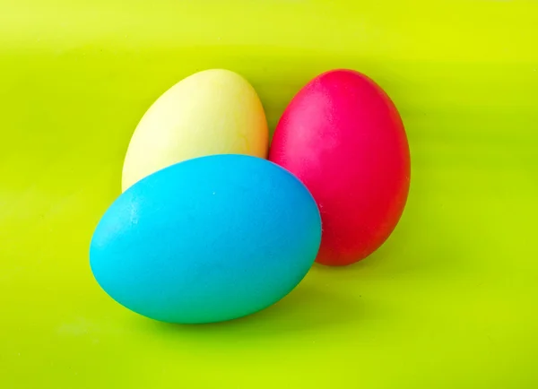 Oeufs de Pâques sur fond vert — Photo