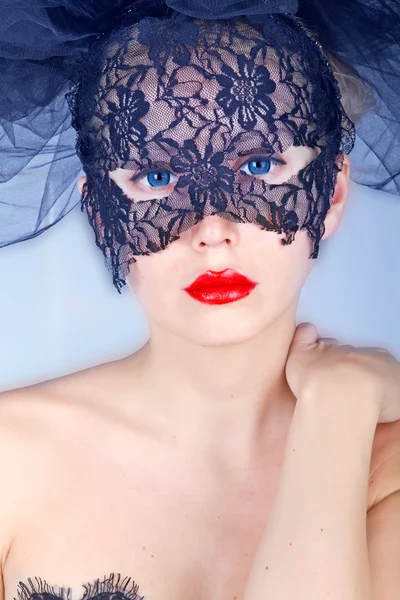 Belle femme en masque — Photo