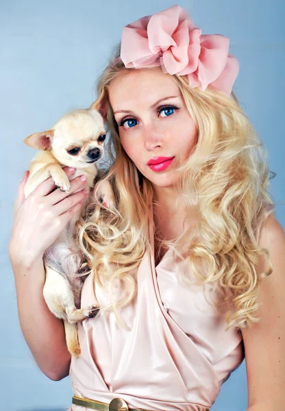 Retrato de mujer joven con perro pequeño —  Fotos de Stock