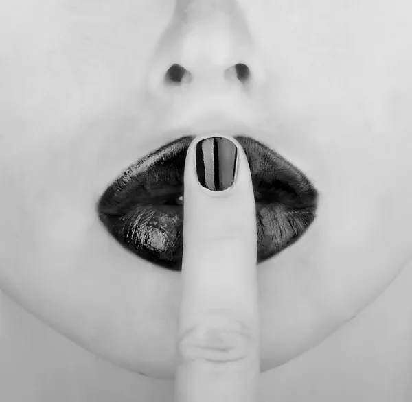 Палец на губы — стоковое фото
