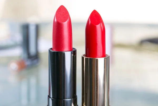 Dos lápices labiales rojos — Foto de Stock