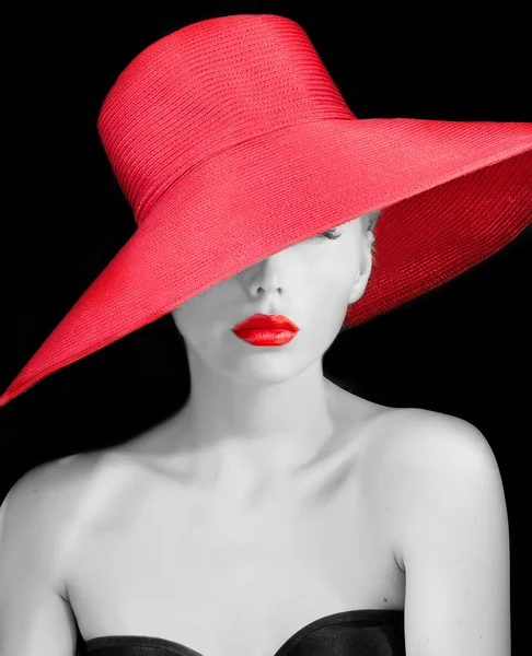 Elégante jeune femme au chapeau rouge — Photo