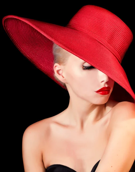 Misteriosa dama en sombrero rojo con labios rojos —  Fotos de Stock