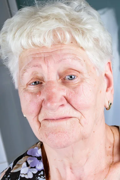 Retrato de velha mulher sorridente — Fotografia de Stock