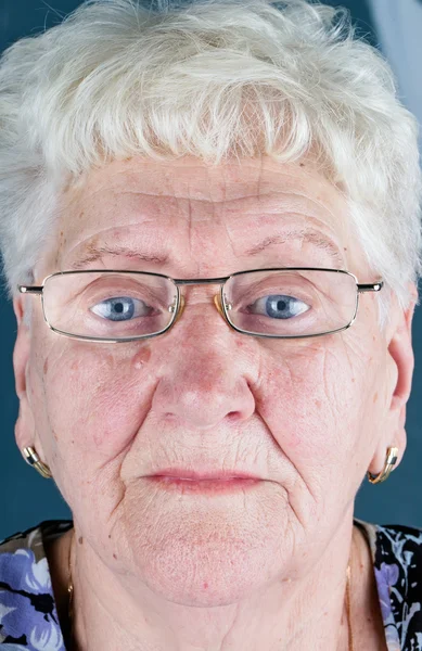 Volto di una donna anziana in occhiali — Foto Stock