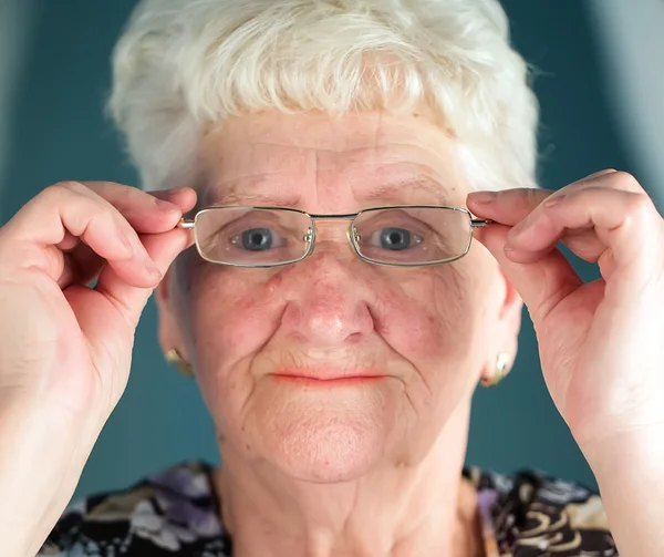 Eski gülümseyen kadın gözlük — Stok fotoğraf