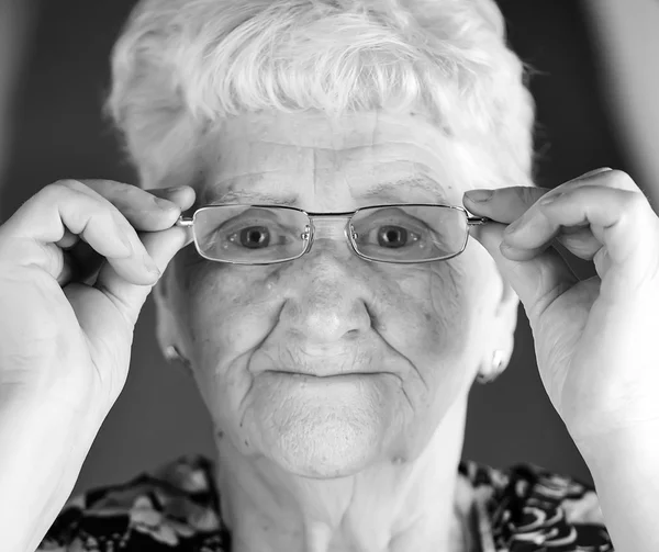 Vieille dame en lunettes — Photo