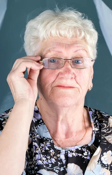Old woman in glasses — Stock Photo, Image